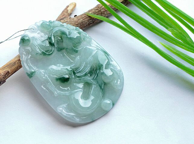 现在都流行这样戴翡翠了吗,好的翡翠跟便宜的翡翠戴一样吗