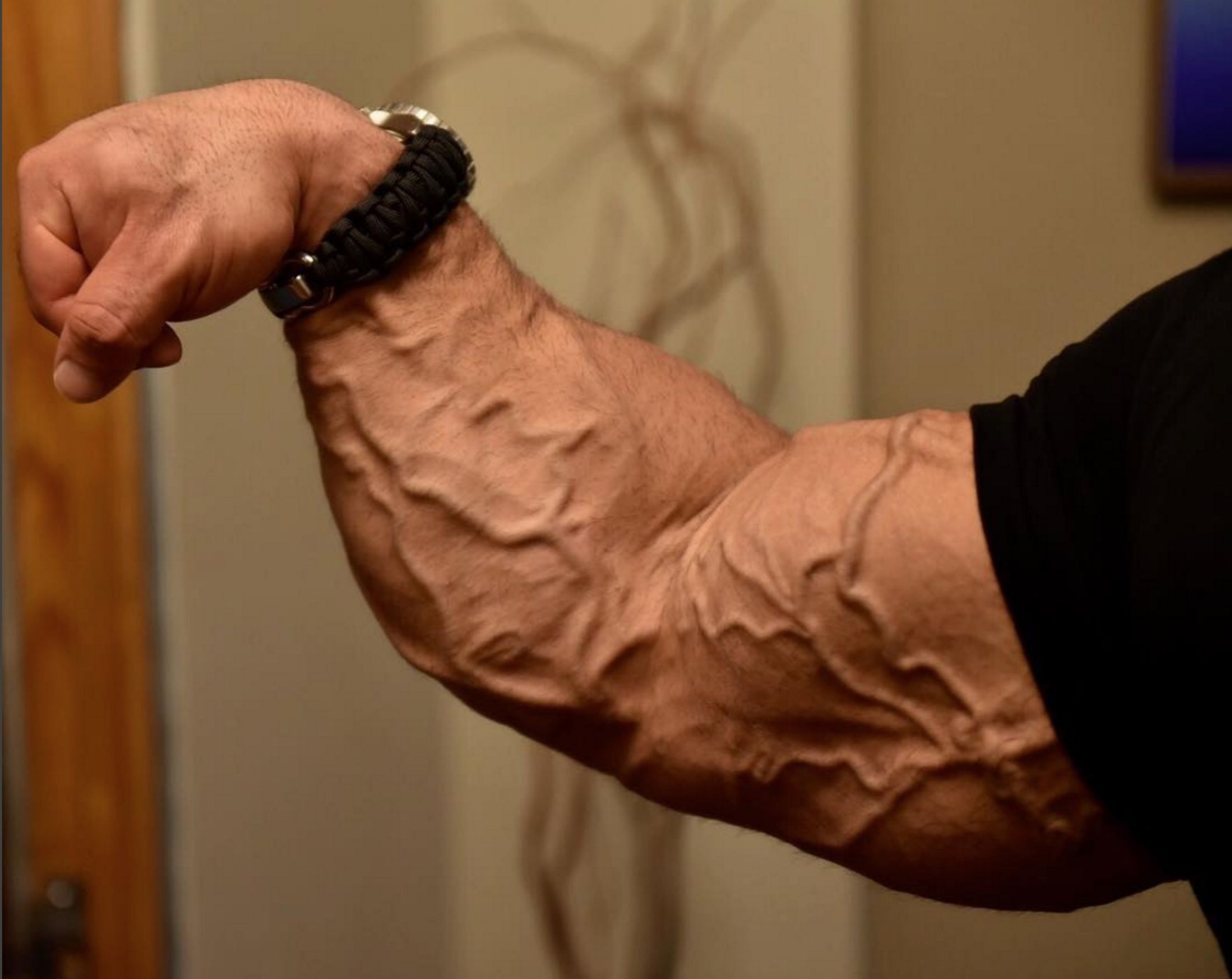 健身身上爆出来的是青筋还是血管,为什么健身的人都青筋暴起