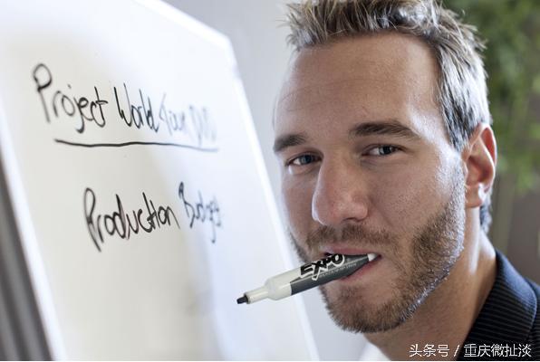 他没手没脚，却可以玩骑马、打鼓、游泳、足球，有两个大学学位。