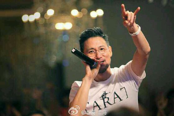 兰花指张杰张学友,每个歌手的招牌动作