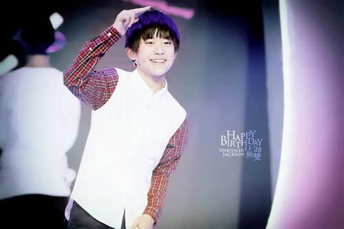 易烊千玺拍戏犯腰伤视频,易烊千玺腰伤心疼混剪