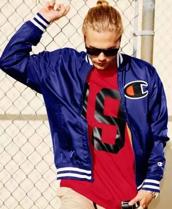 穿了一件特别新的卫衣,穿了一件很喜欢的卫衣