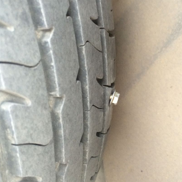 车胎刺了个小钉子拔出来没漏气,车胎扎进长钉