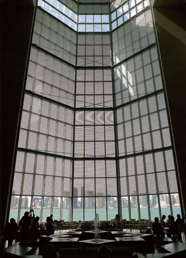 波斯湾双城记：天方夜谭般的魔幻色彩