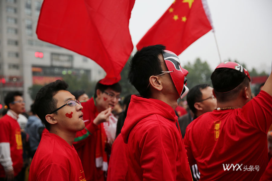 中国足球男足主场,中国男足将迎战沙特宣传海报