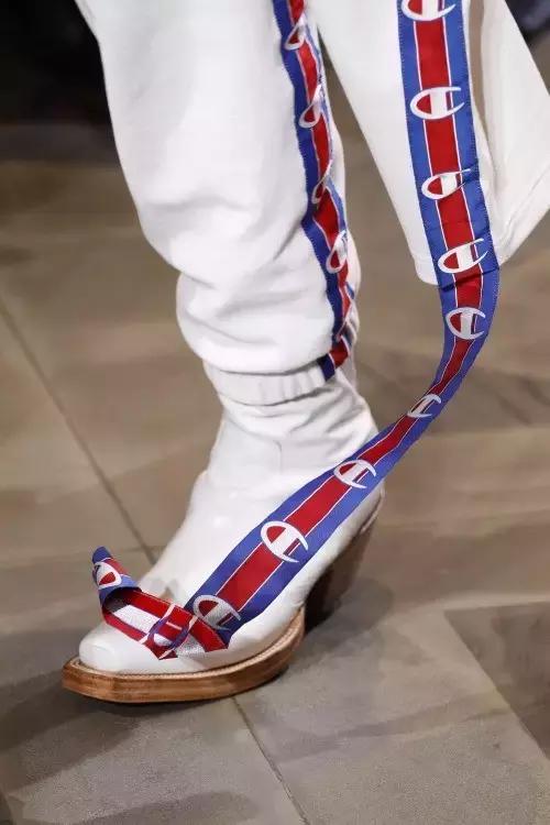 穿了一件特别新的卫衣,穿了一件很喜欢的卫衣