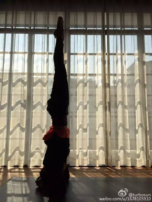 这些女星的身体怎么这么柔软？唐嫣竟然把脑袋、身子、双腿折出一个方形！