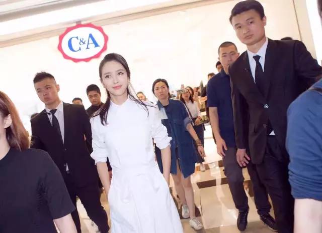 丫丫佟丽娅出席微博之夜,丫丫佟丽娅的各种造型美翻众人