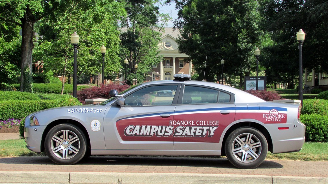 和警察“格斗”,*力暴**阴影下美国学校里的安全教育