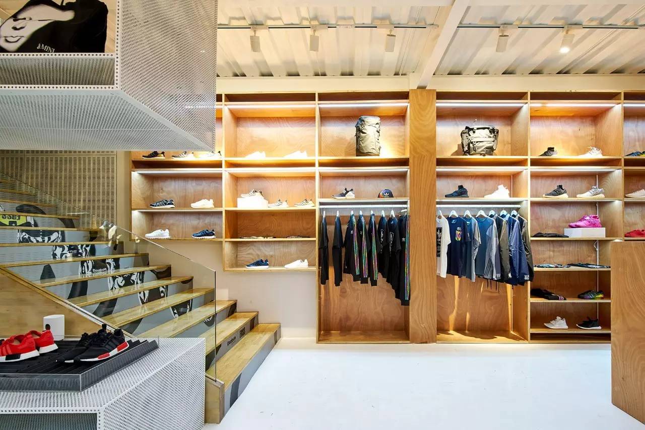 我们在上海拍下了15位潮流工作者，还给你介绍20间最新最好玩的潮店！