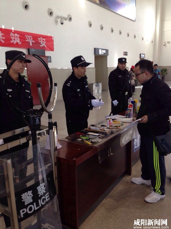 咸阳铁警严阵以待保春运平安护卫犬首次亮相车站