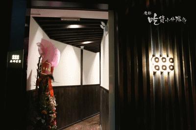 这家店进门要先鞠躬，招牌只在晚上有！