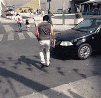 徒手抬汽车的女生,徒手抬起轿车