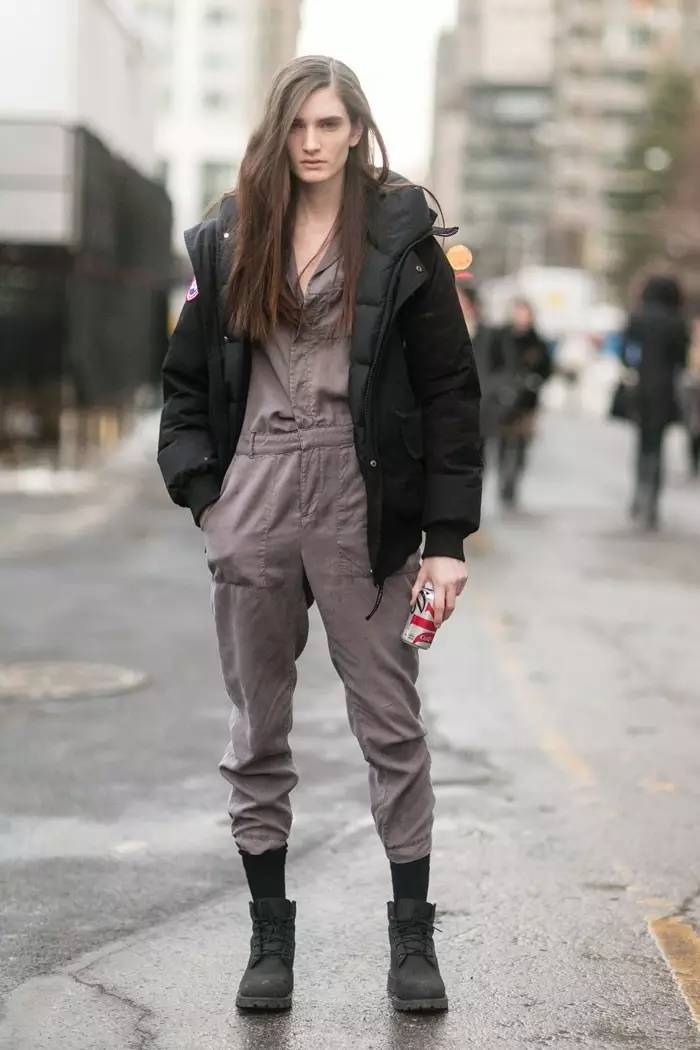 适合小个子冬天穿的雪地靴,腿短穿马丁靴还是雪地靴