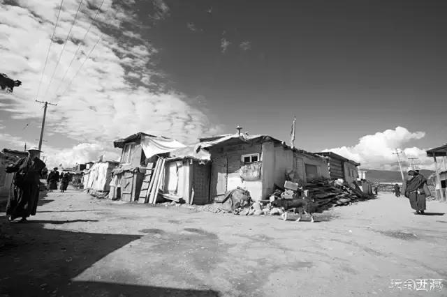 亚青寺，孤寂中盛放的莲花