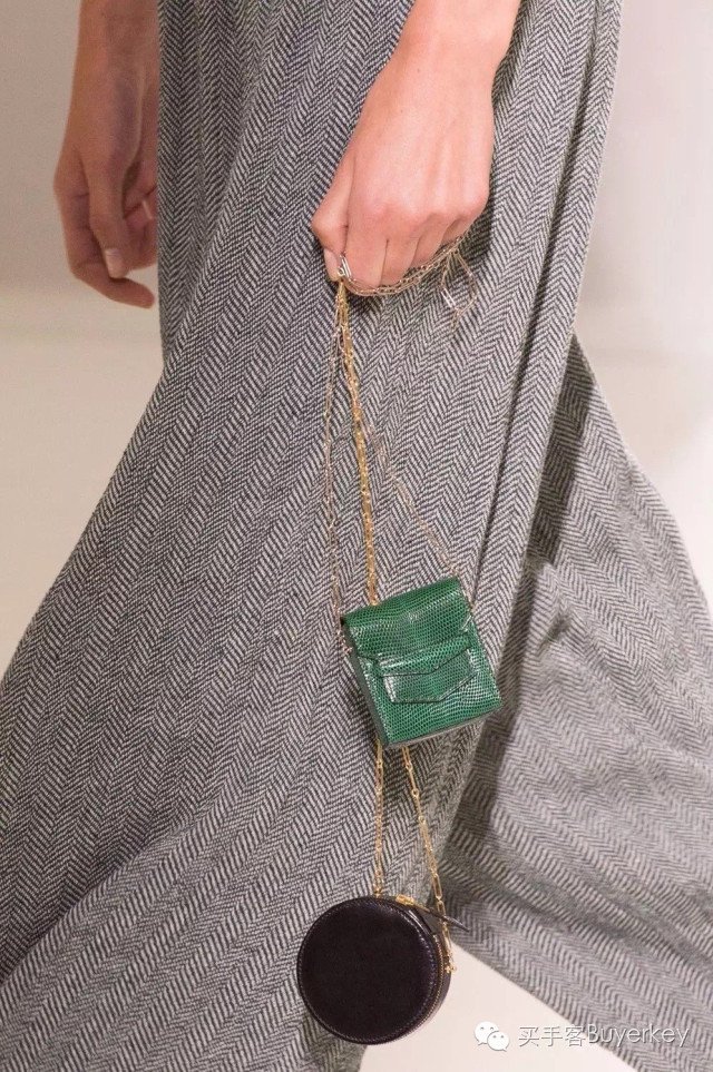 手拿包女推荐真皮徽章款,新款女士手拿包百搭大容量