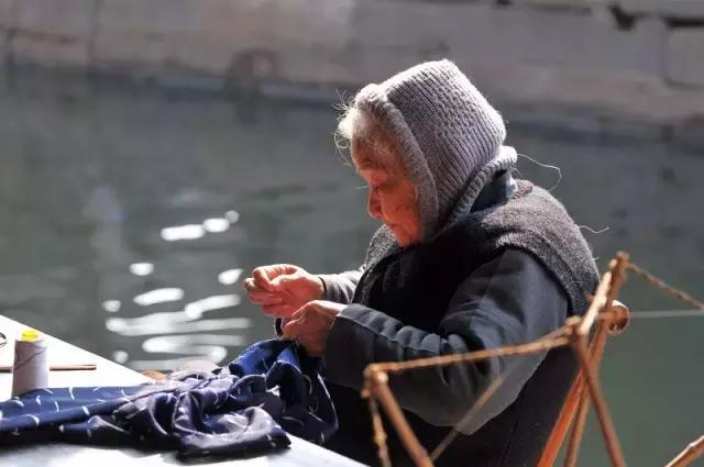 老房子里收藏有100万颗纽及巧手妈妈家族三代人缝缝补补的故事