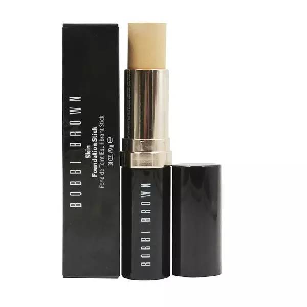 底妆要选择一款滋润度高的粉底液,遮瑕提亮肤色推荐一款好用的粉底