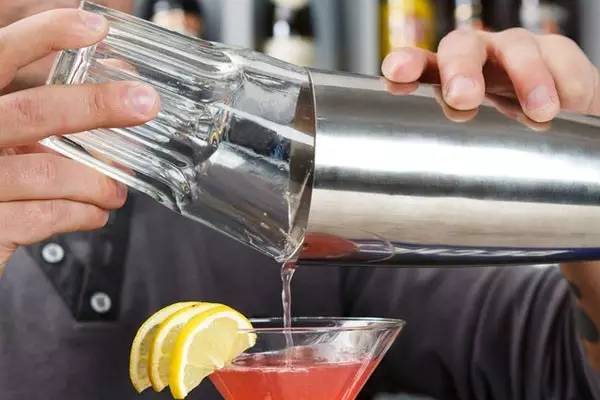 鸡尾酒杯大小型号怎么选,鸡尾酒杯子怎么拿