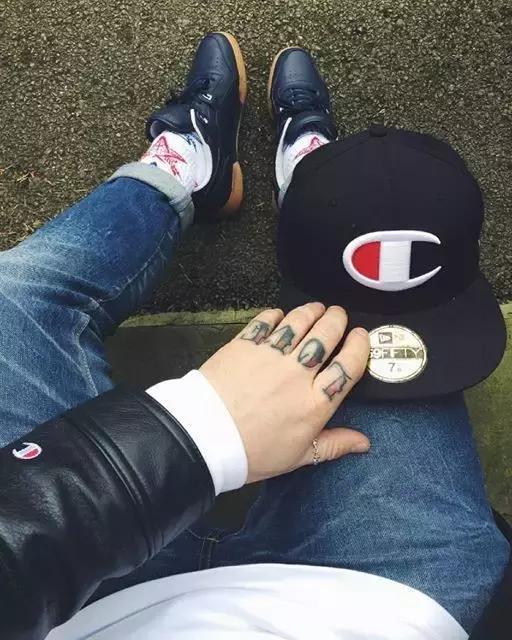 穿了一件特别新的卫衣,穿了一件很喜欢的卫衣