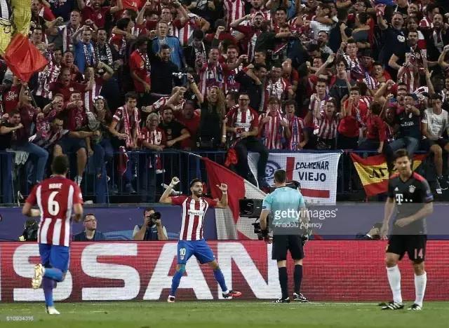 又见大红背球衣!不过马竞这点还是很良心的