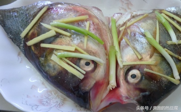 家常剁椒鱼头最简单的做法,双色剁椒鱼头最正宗的做法