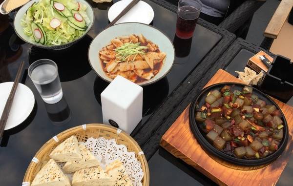 西安城墙从哪道门出去有美食街,西安城墙有个当地美食像肥肠一样