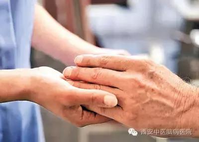 老人手抖怎么办教你一招就不抖了,老人手抖无法进食有什么辅助工具