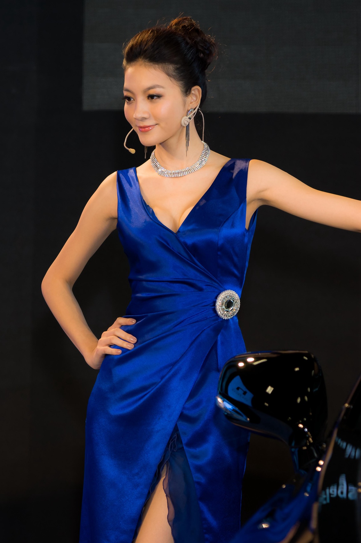 街拍：车展上的蓝色礼服美女