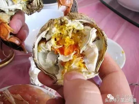 她年年吃螃蟹都没事，今年吃却满身长紫斑还尿血！为啥？