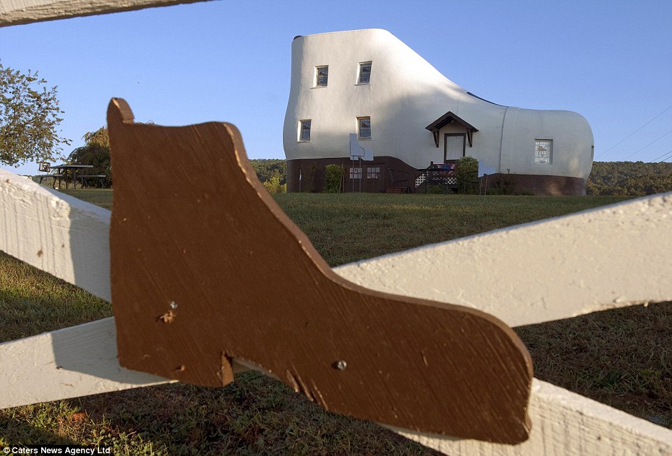 奇特！住在鞋子里的女人