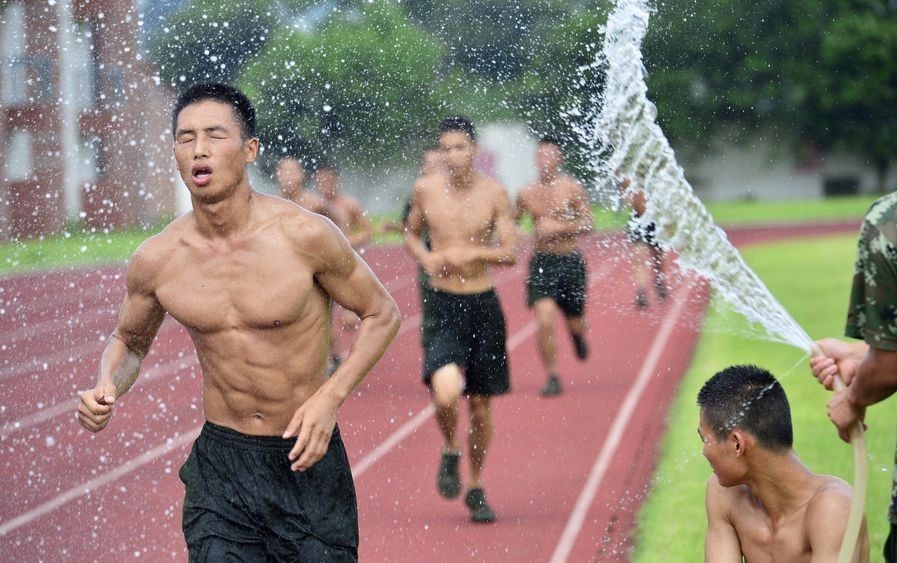 军人坚持坚守的句子,军人的坚守和舍弃