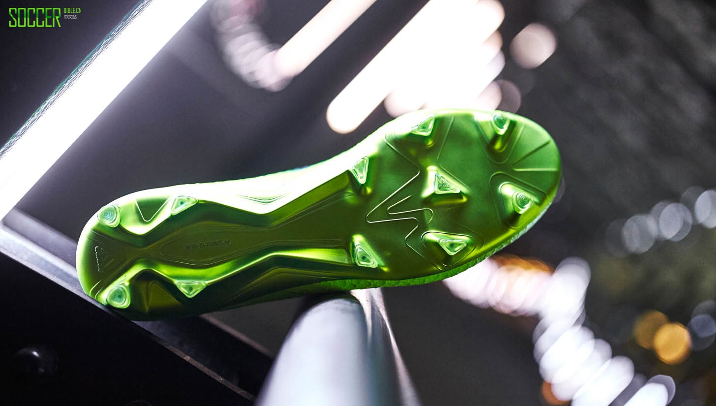 近距离欣赏神之战靴Messi16+PureAgility星尘配色