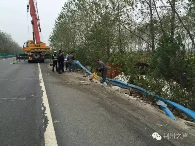 荆州突发！河豚鱼运输途中侧翻遭哄抢误食或身亡