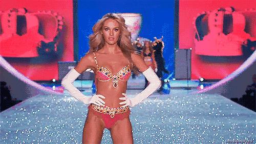 上帝の光|穿衣服对她是种浪费,生的孩子叫腰精的后裔