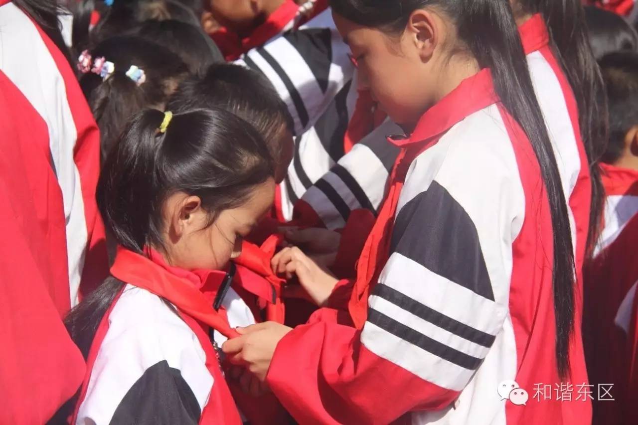 建队日红领巾该怎么拿,红领巾集结