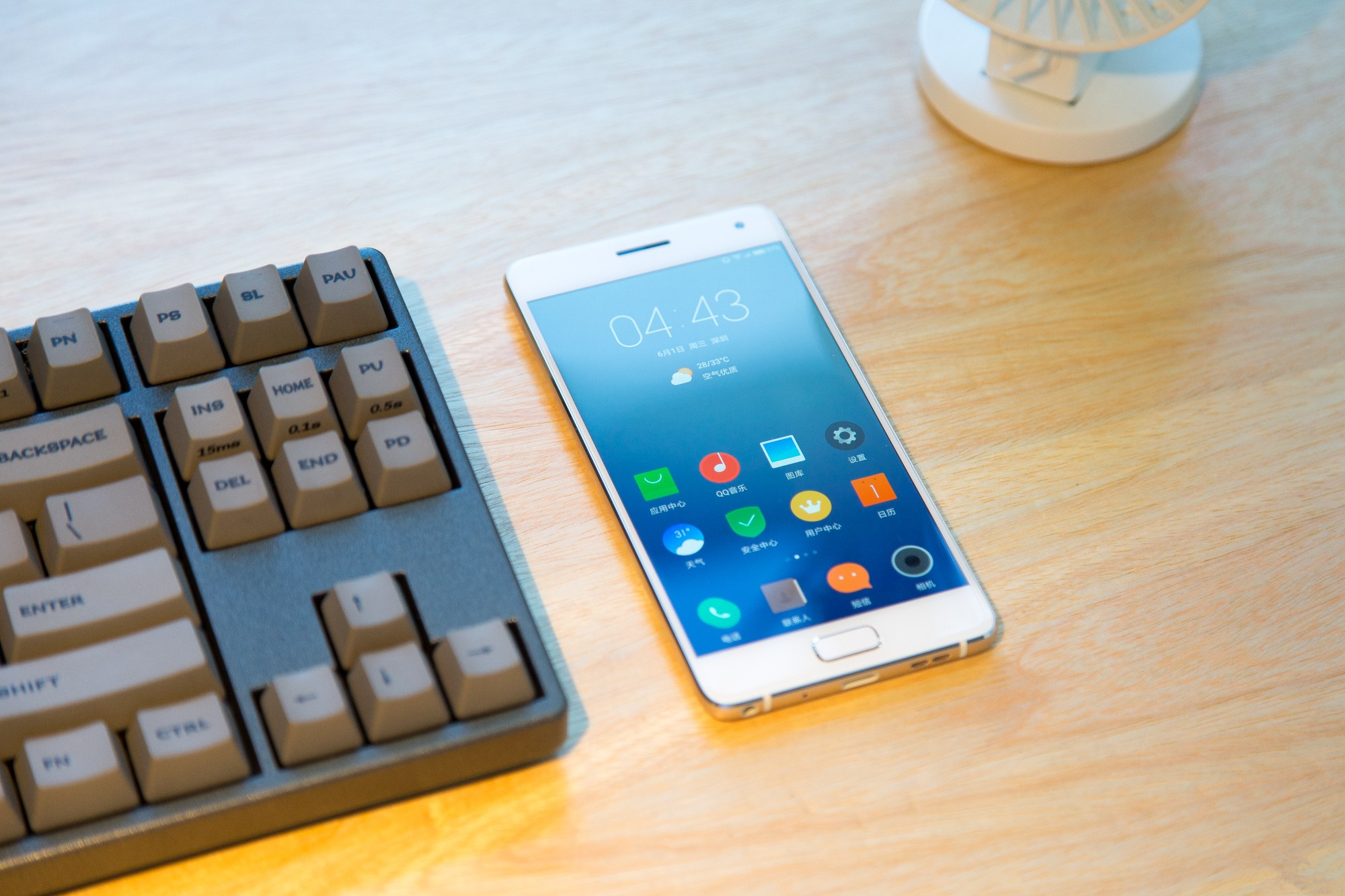 国产手机华为和小米手机哪个更好,华为nova9pro与小米11pro哪个强