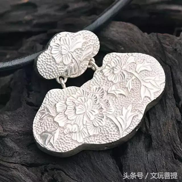 银饰品为什么会变黑,银饰品变黑了怎么办一招教你变新