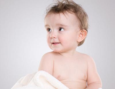 婴儿脸上红红的一片很粗糙还脱皮,婴儿脸上脱皮是怎么回事