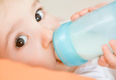 喝奶粉容易上火,喝奶粉上火可以少放奶粉吗