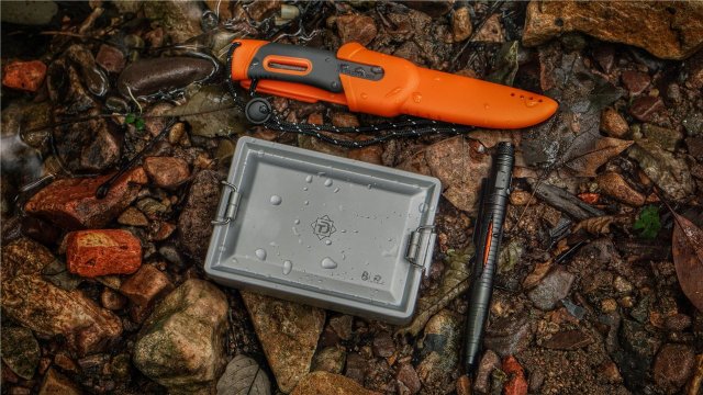 这盒子还没手掌大，里面的工具却比工具箱还全，野外保命全靠它