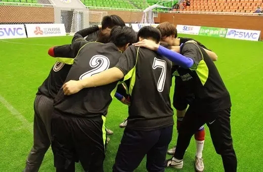 巴西人踢球脚法细腻,巴西民间足球脚法