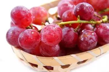 在专家不建议种红提的湖南，他赚了大钱