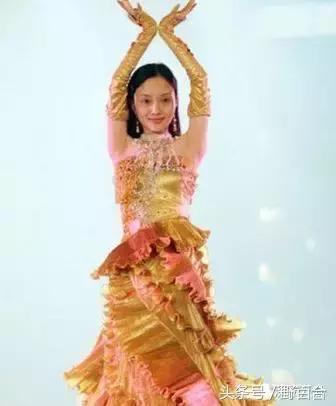 唐嫣一身潮装启程巴黎看秀,唐嫣山寨高定