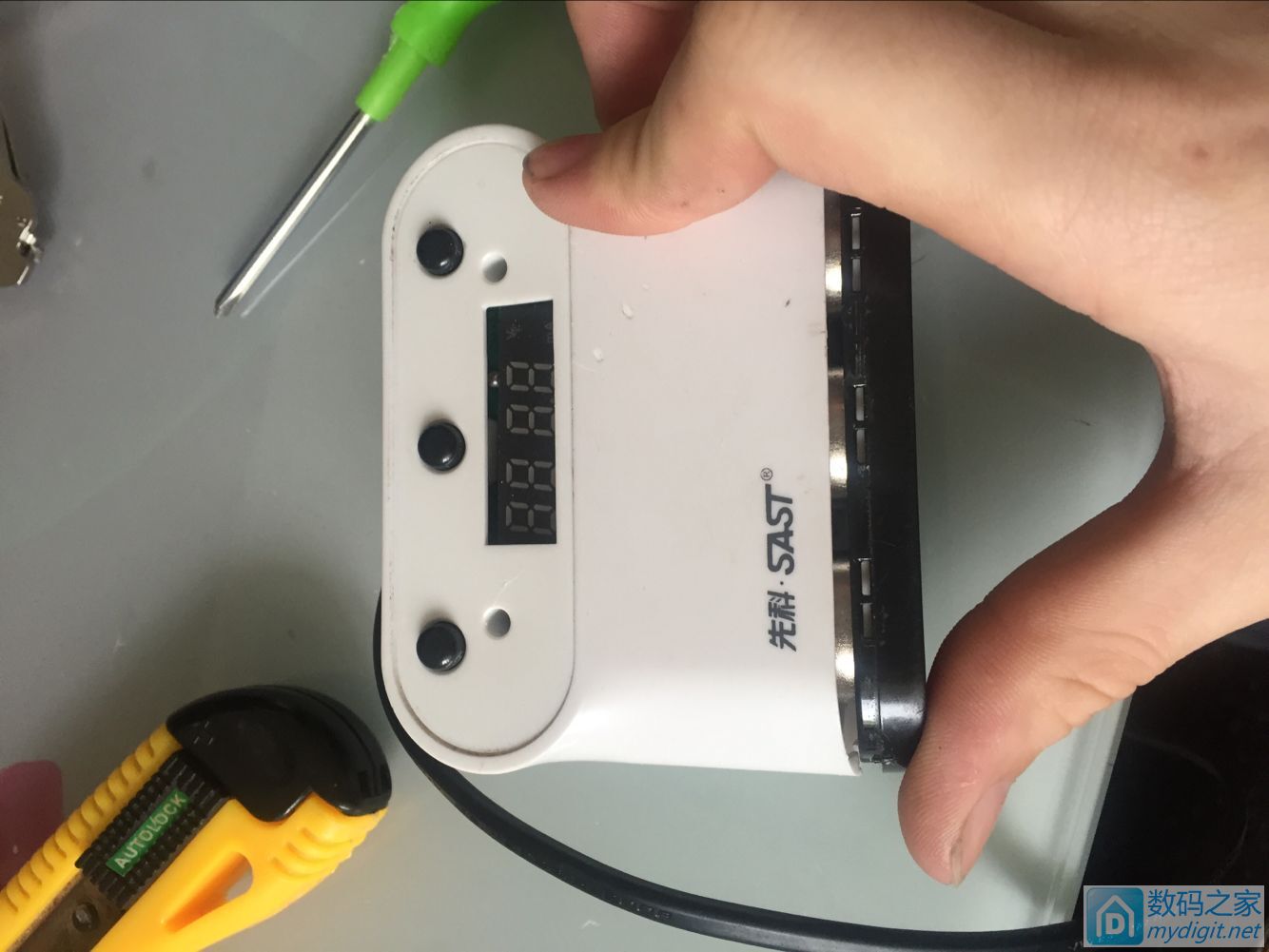 先科车充拆解,先科车载一拖三充电器维修