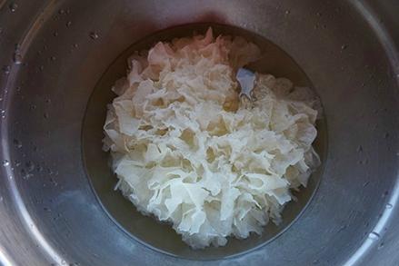 感冒嗓子疼喝点冰糖银耳雪梨羹润燥又养颜呦