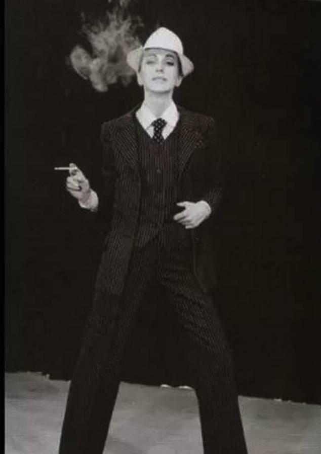 ysl口红背后的浪漫故事,ysl口红最经典的一步