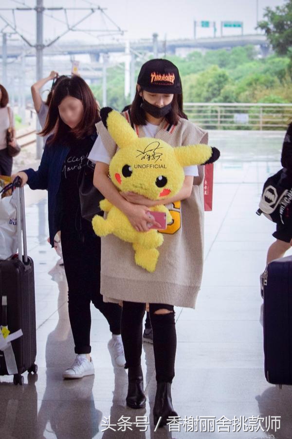 撕裂的破洞、褴褛的衣袖、线头满天飞的裤腿...我们穷人都爱它