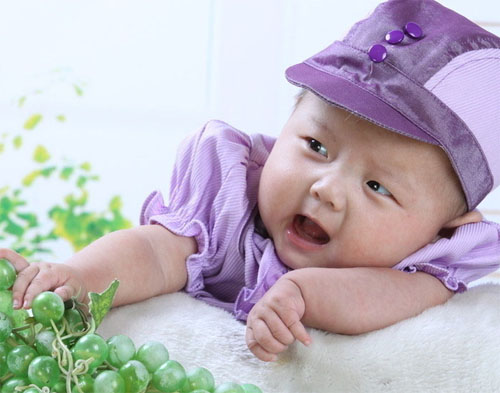 婴儿脸上红红的一片很粗糙还脱皮,婴儿脸上脱皮是怎么回事