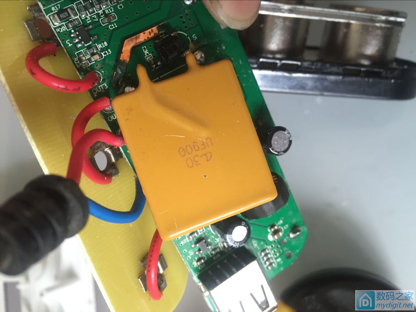 先科车充拆解,先科车载一拖三充电器维修